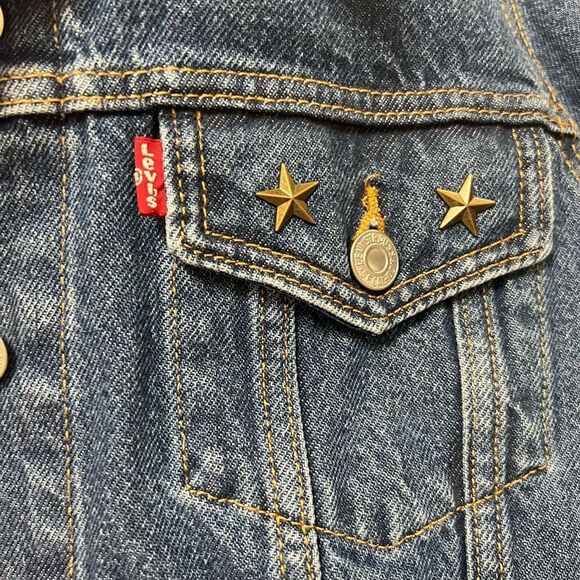 Levi's Jacket Women's Medium Type 3
Trucker Blue Denim Jean large with gold star - Picture 13 of 16